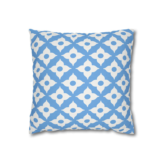 Quatrefoil Patterned Throw Pillow