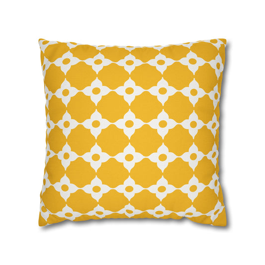 Quatrefoil Patterned Throw Pillow