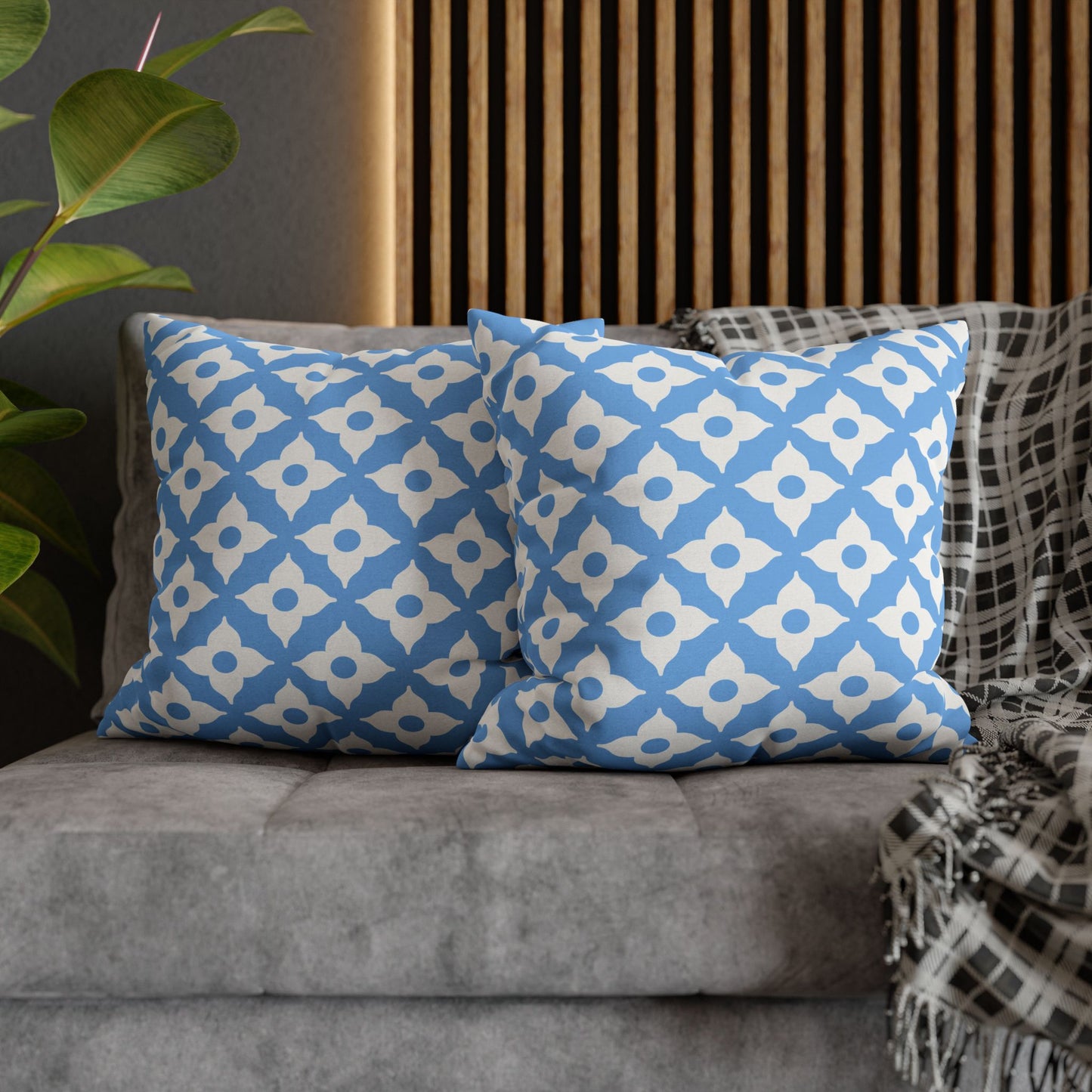 Quatrefoil Patterned Throw Pillow