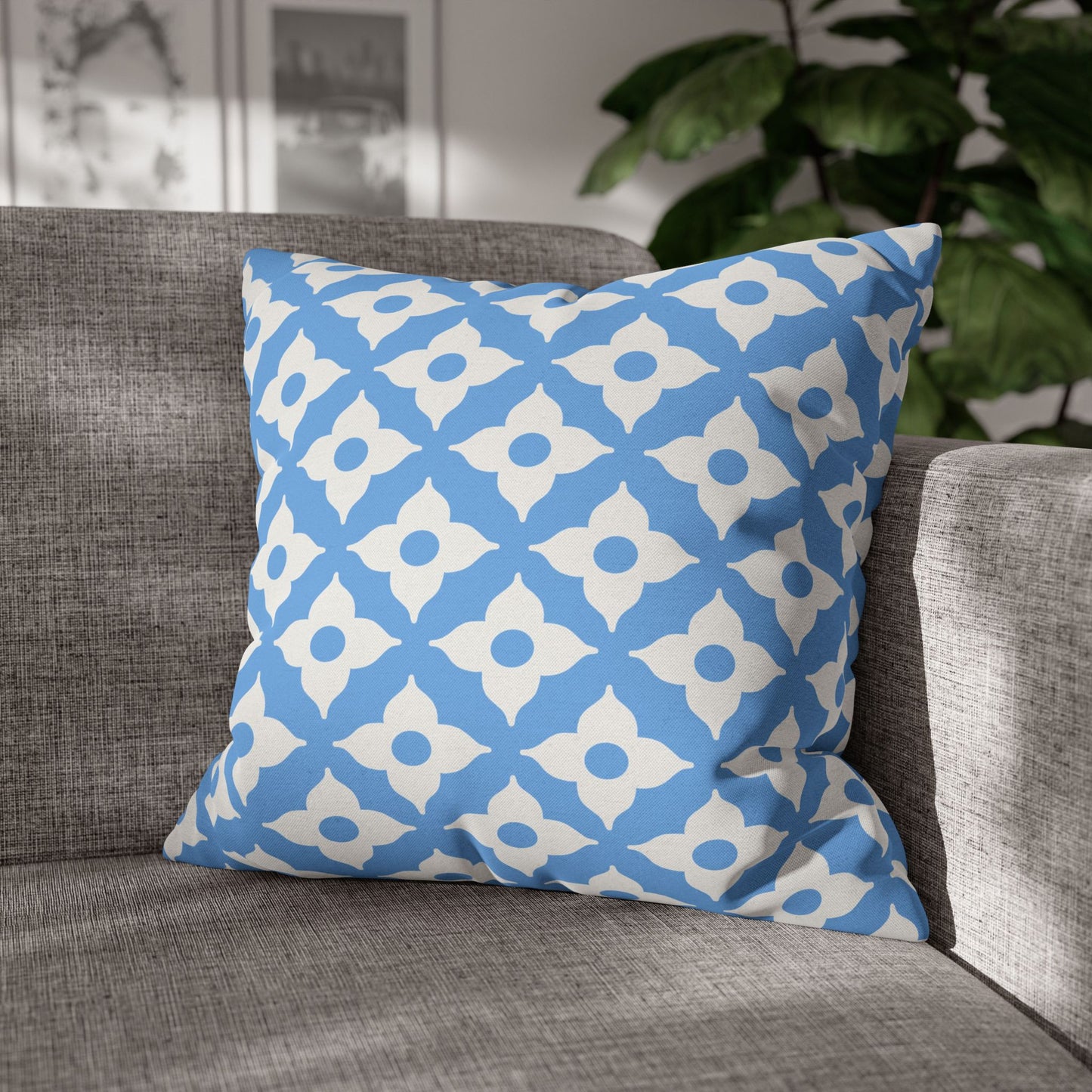 Quatrefoil Patterned Throw Pillow